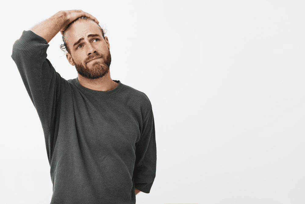 hombre tocándose el cabello